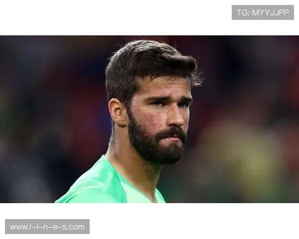 阿利松 vs 诺伊尔：传统门神与清道夫型门将的融合对比